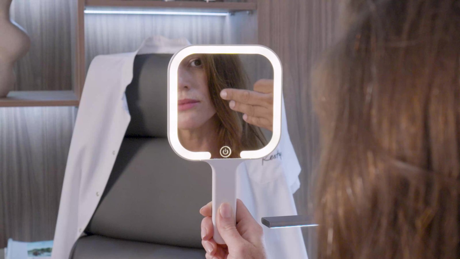 Une cliente observe sa peau dans le miroir lors du Bilan d'Éclat chez Tout en Éclat à Essaouira